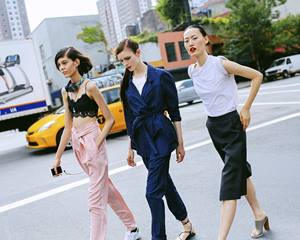 Trois magnifiques femmes déambulent dans les rues de la ville de New York. 