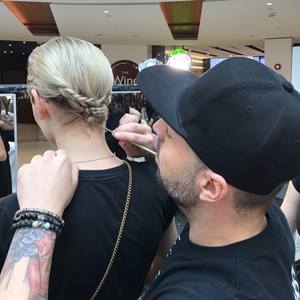 Guido Palau, coiffeur de renom et directeur créatif international pour Redken, est reconnu pour ses coiffures novatrices à l’avant-garde de la mode présentées au New York Fashion Week. 